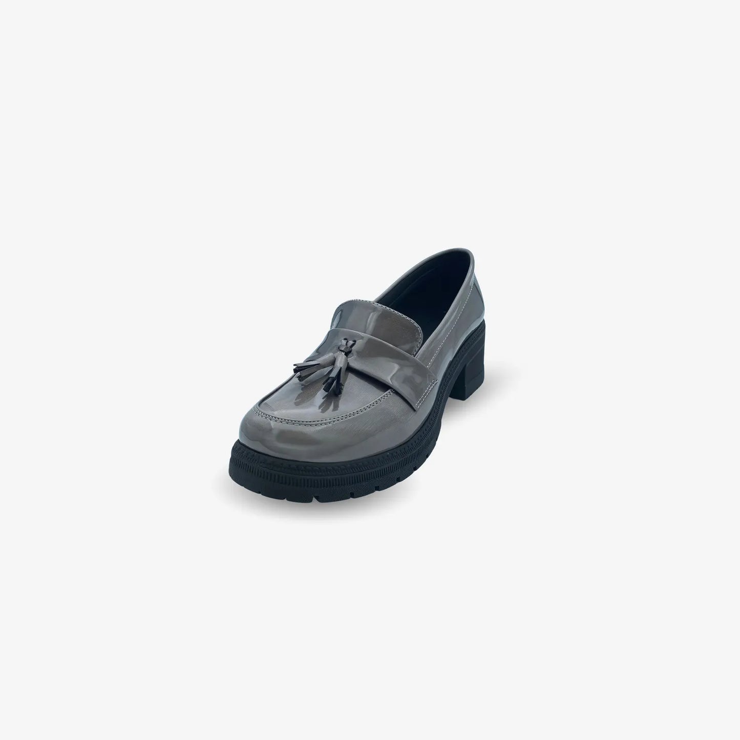 Zapato Mocasin Charol con Detalles color Gris Cromado para Mujer