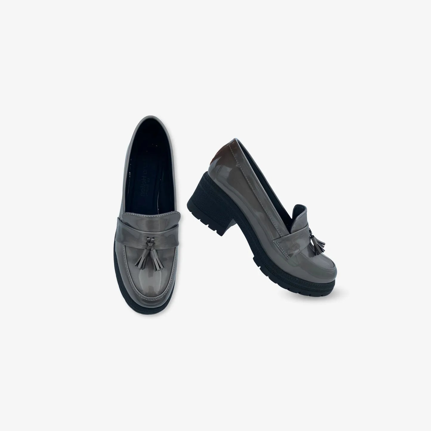 Zapato Mocasin Charol con Detalles color Gris Cromado para Mujer