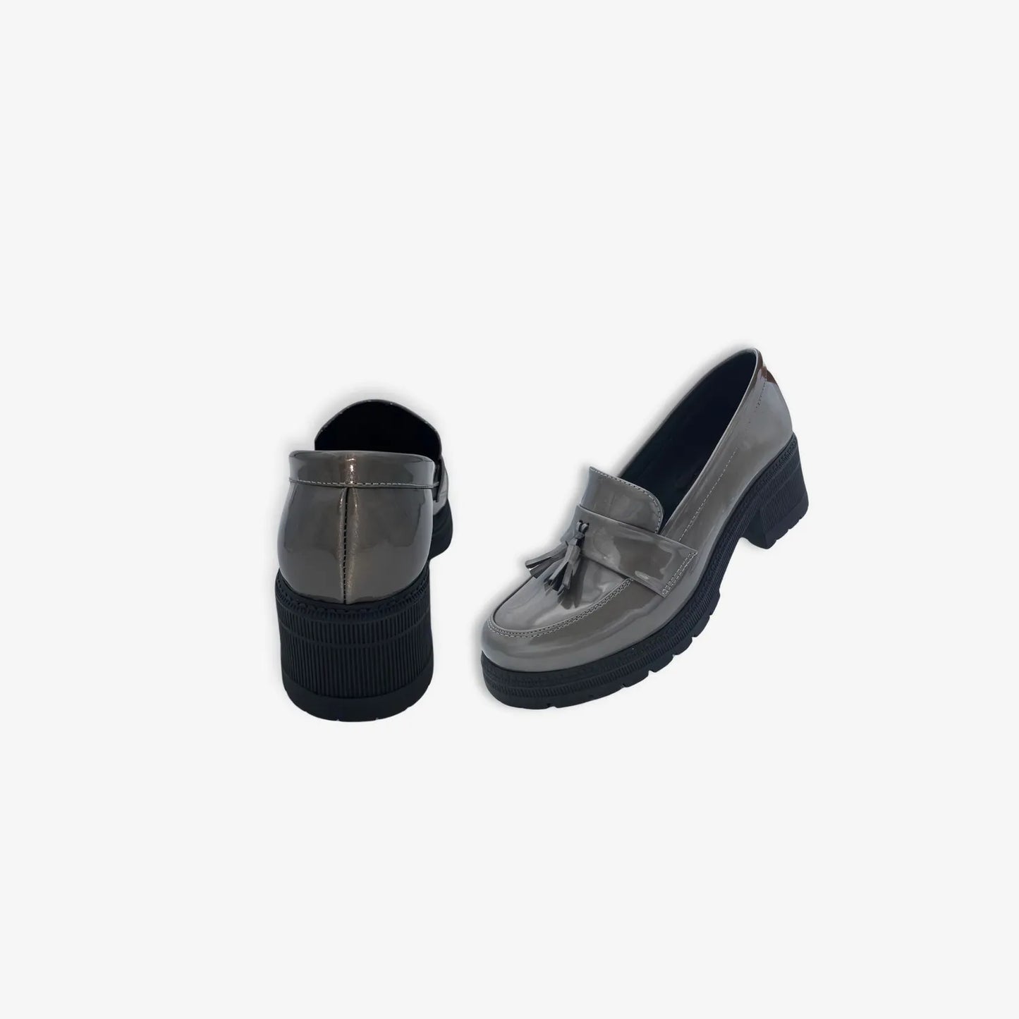 Zapato Mocasin Charol con Detalles color Gris Cromado para Mujer