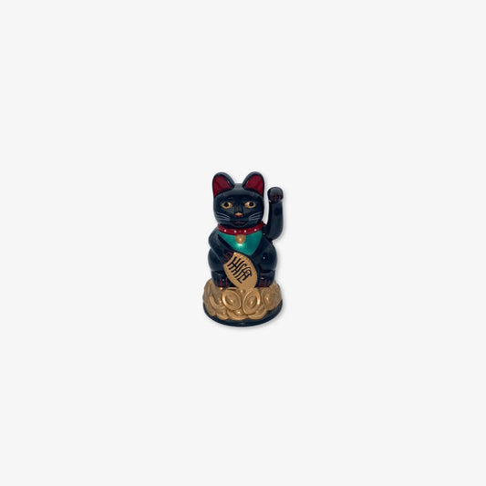 Estatua de gato de la suerte de oro japonés que agita la mano color negro