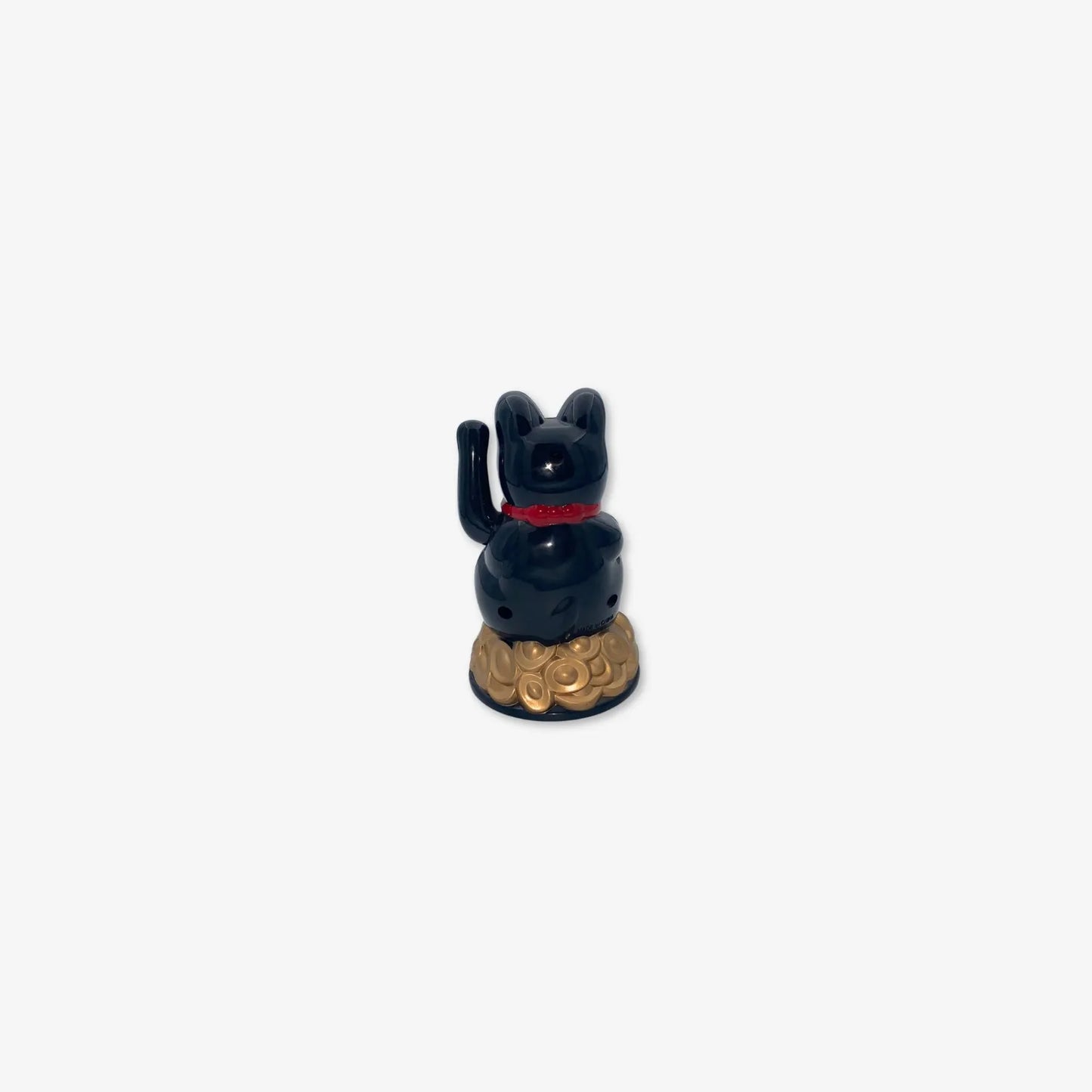 Estatua de gato de la suerte de oro japonés que agita la mano color negro